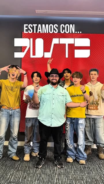 Jerry con un grupo de K-pop